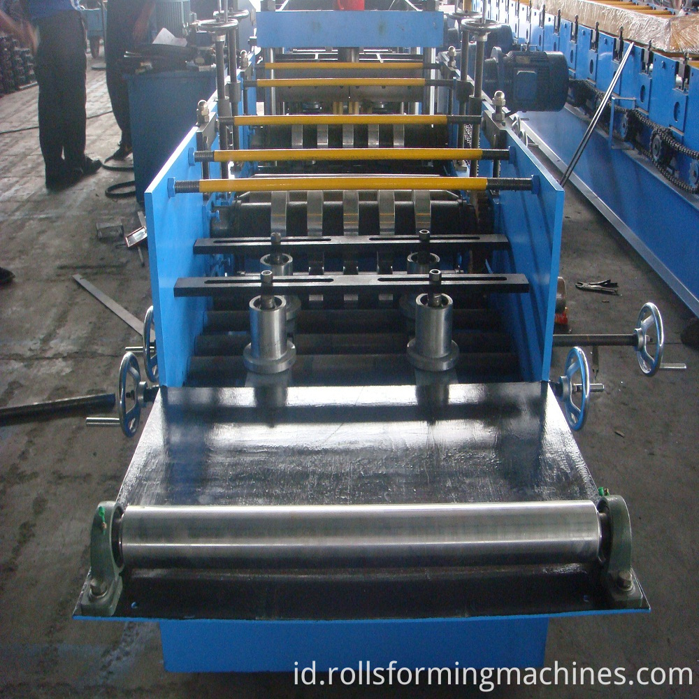DSC04844 Z-Purlin Frame Forming Machinery